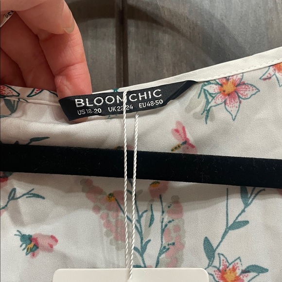 Women’s Top - Picture 3 of 8